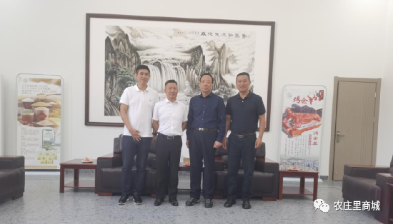 中良集團(tuán)董事長(zhǎng)張永鋒一行受邀與天力士集團(tuán)主席閆希軍、總裁吳迺峰在鎮(zhèn)原聚德小鎮(zhèn)會(huì)談
